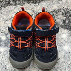Boys OshKosh B’gosh boys sneakers